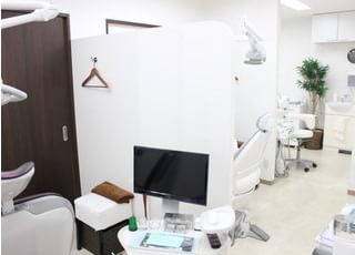 他の患者さまを気にせず治療を受けられるよう、診療室はパーティションで仕切られています。