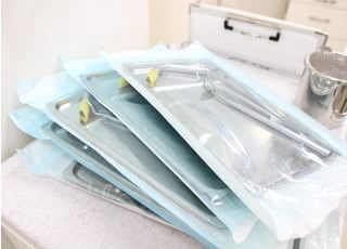 個包装された清潔な器具で治療を行います。