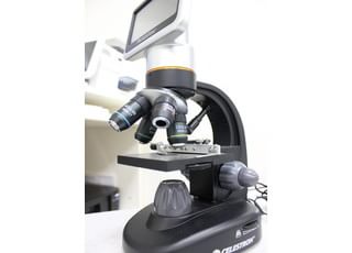 位相差顕微鏡での細菌の確認は患者様にもご覧いただき、歯磨きへのモチベーションへ繋げています。