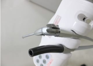 口の中や歯に風や水をかけるスリーウェイシリンジです。