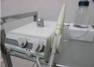 こちらの機器で歯周ポケットの洗浄を行います。