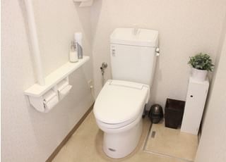 お手洗いには、立ち上がりやすいよう取っ手を設置しています。
