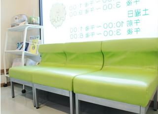 待合室には大きな窓があり、太陽の光が差し込むのでとても明るいです。