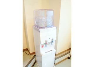 待合室にはウォーターサーバーのご用意もございます。