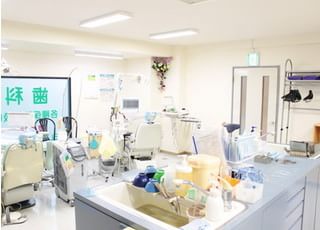 広々として開放的な診療室です。