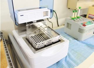 こちらが、高温のオイルで器具を洗浄する機器です。