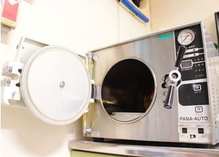 高温の蒸気で器具を滅菌するオートクレーブという機器です。