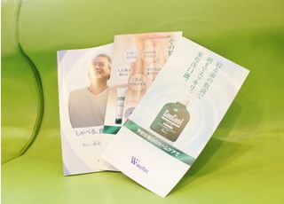 リーフレットを使って様々なご案内をしております。