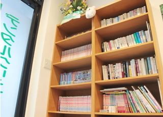 待合室には患者様からご協力いただいた本がたくさんあります。
