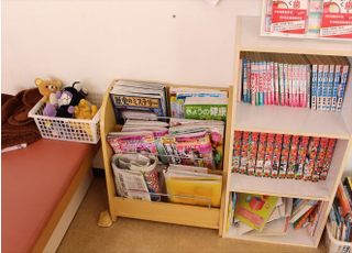 待合室はリラックスできる空間になっており、雑誌、絵本も充実しております。