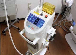 歯科用レーザーになります。痛みが抑えられ音が小さいことが特徴です。