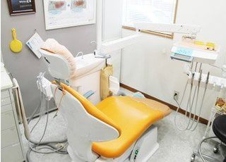 オレンジ色の診療チェアで治療を行います。