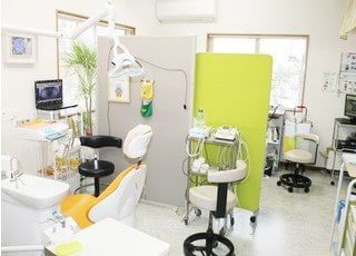 診療室には仕切りを設けています。