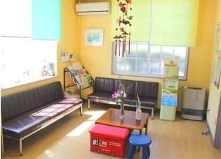 待合室です。診療前後はこちらでおくつろぎください。