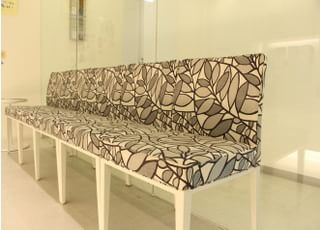 ご来院の際は受付後、こちらの椅子にかけてお待ちください。