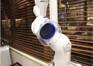 治療中の粉じんが飛び散らないように、口腔外バキュームを使用しています。