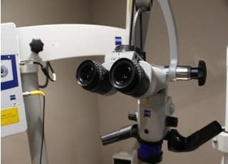 マイクロスコープを使用し、肉眼では見えにくい箇所も丁寧に治療をしていきます。