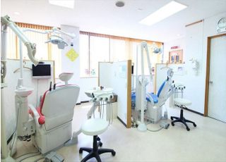 診療チェアはパーテーションで区切られております。