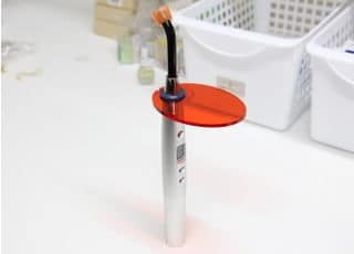 詰め物などを固めていく際に使用する照射器です。
