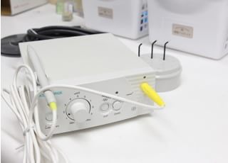 お口の症状に合わせて電気メスを使用していきます。