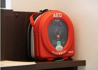 AEDを設置しております。