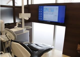 診療ではユニットの前に設置した大型モニターも使用し、見ていただきながらご説明しております。