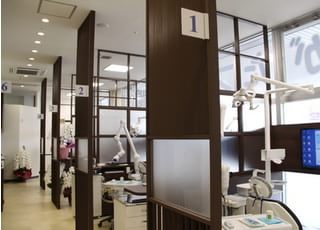 院内は広く、どなたでもご利用いただきやすいようにバリアフリー設計にしております。