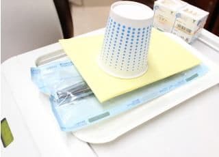 治療器具は滅菌パックに詰めて清潔に保存しています