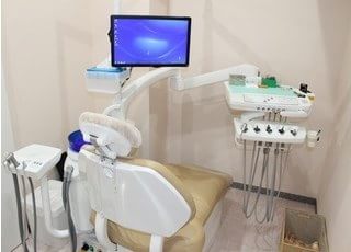 診療チェアのモニターを使って歯の詳しい説明も行えます。
