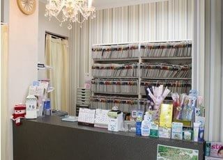 ご来院されましたら受付に診察券のご提示をお願いします。