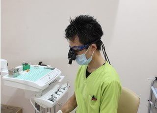 拡大鏡を使い、肉眼では難しい治療も行います。