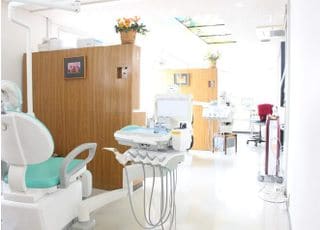 診療台は一つずつパーティションで分けられています。