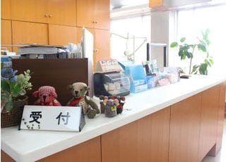 玄関を入って右に少し進んだところに受付があります。