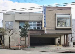 当院の外観となります。階段を上がった所に入り口がございます。