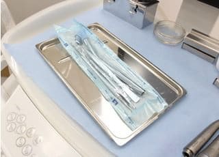 治療器具はすべて滅菌後、このように滅菌パックに封入しております。