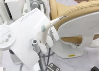 治療器具は実際に使うまで滅菌パックに入れて保管し、使用するときに初めて開封しております。