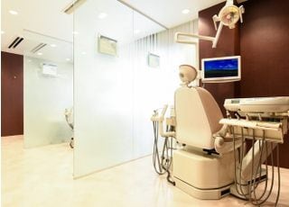 半個室の診療室でプライバシーに配慮した治療を行っています