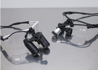 マイクロスコープを用いて精密な治療を行っています