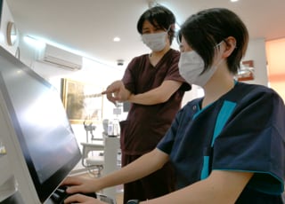 専属の歯科技工士と歯科医師が連携してつめ物やかぶせ物を作っています。