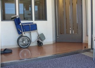 院内に段差はなく、車椅子もご用意しています。