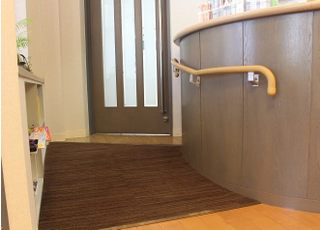 高低差のある所には緩やかなスロープと手すりを取り付けています。