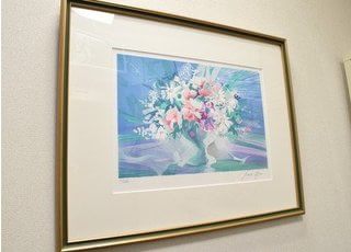 お花などの風景や人物など、様々な絵を飾っております。