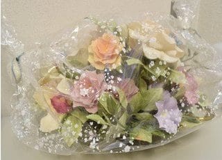 お花も飾り、リラックスしてお待ちいただける環境を整えております。