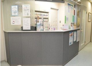 受付時には笑顔で丁寧な接遇を心がけてお待ちしております。