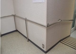 廊下は手すりをつけ、段差をなくしたバリアフリー構造にしております。