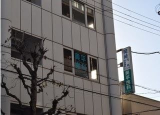 窓には医院名を記載しておりますので、遠くからでも見つけていただけると思います。