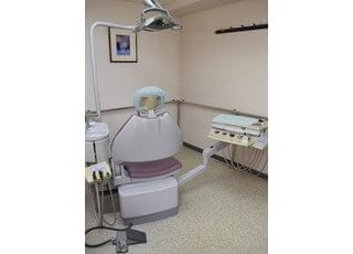 診療室内にも手すりを設け、どなたでもご利用いただきやすいように配慮しております。