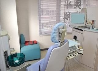 診療スペースは広めにとり、窓も大きいため自然光が入る明るい院内で治療を受けていただけます。