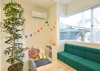 診察までの間、こちらでお待ちください。