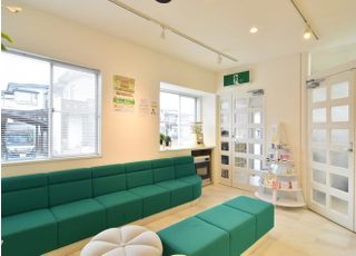 待合室でリラックスして下さい。